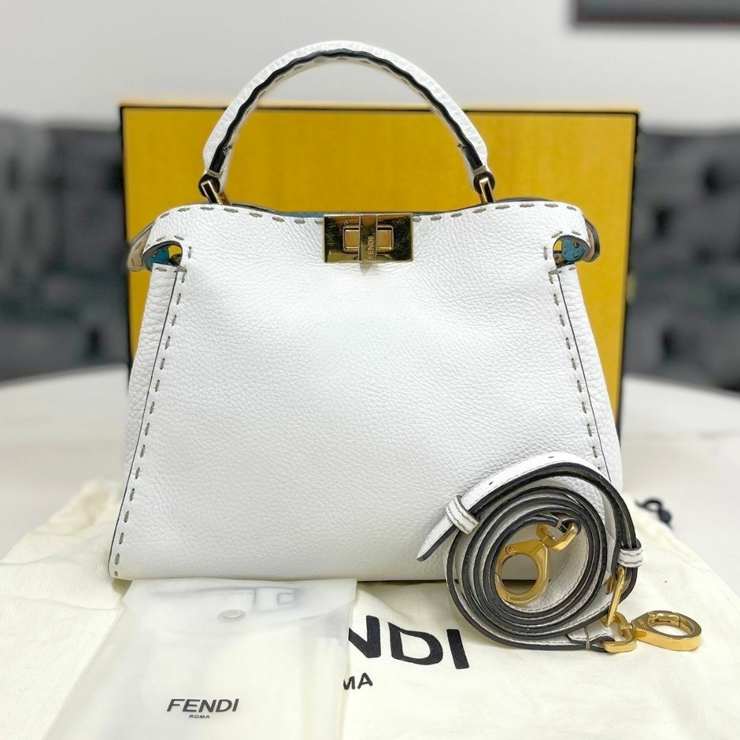 FENDI - フェンディ ピーカブー セレリア エッセンシャリー 白 FENDI - フェンディ ピーカブー セレリア エッセンシャリー 白