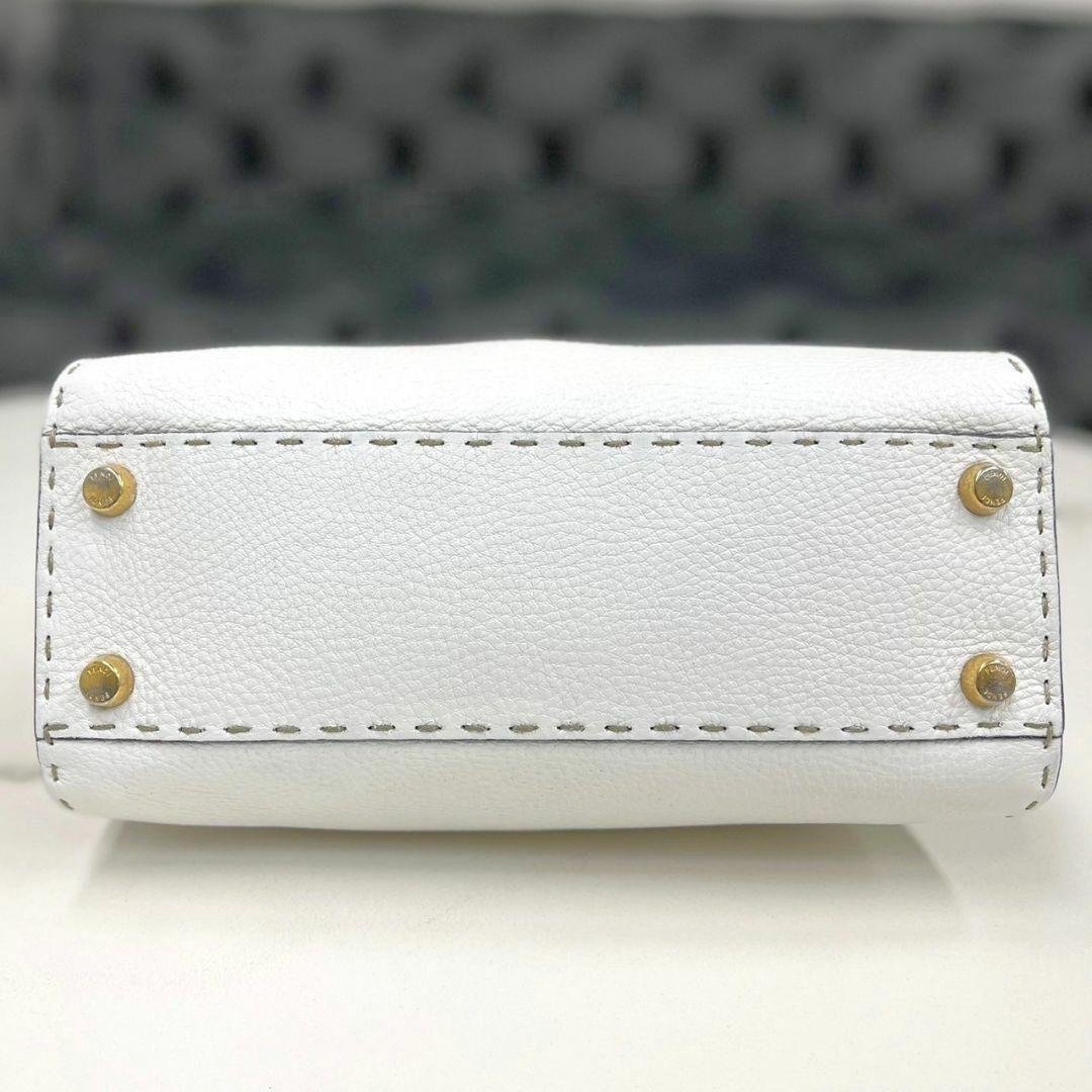 FENDI - フェンディ ピーカブー セレリア エッセンシャリー 白 FENDI - フェンディ ピーカブー セレリア エッセンシャリー 白