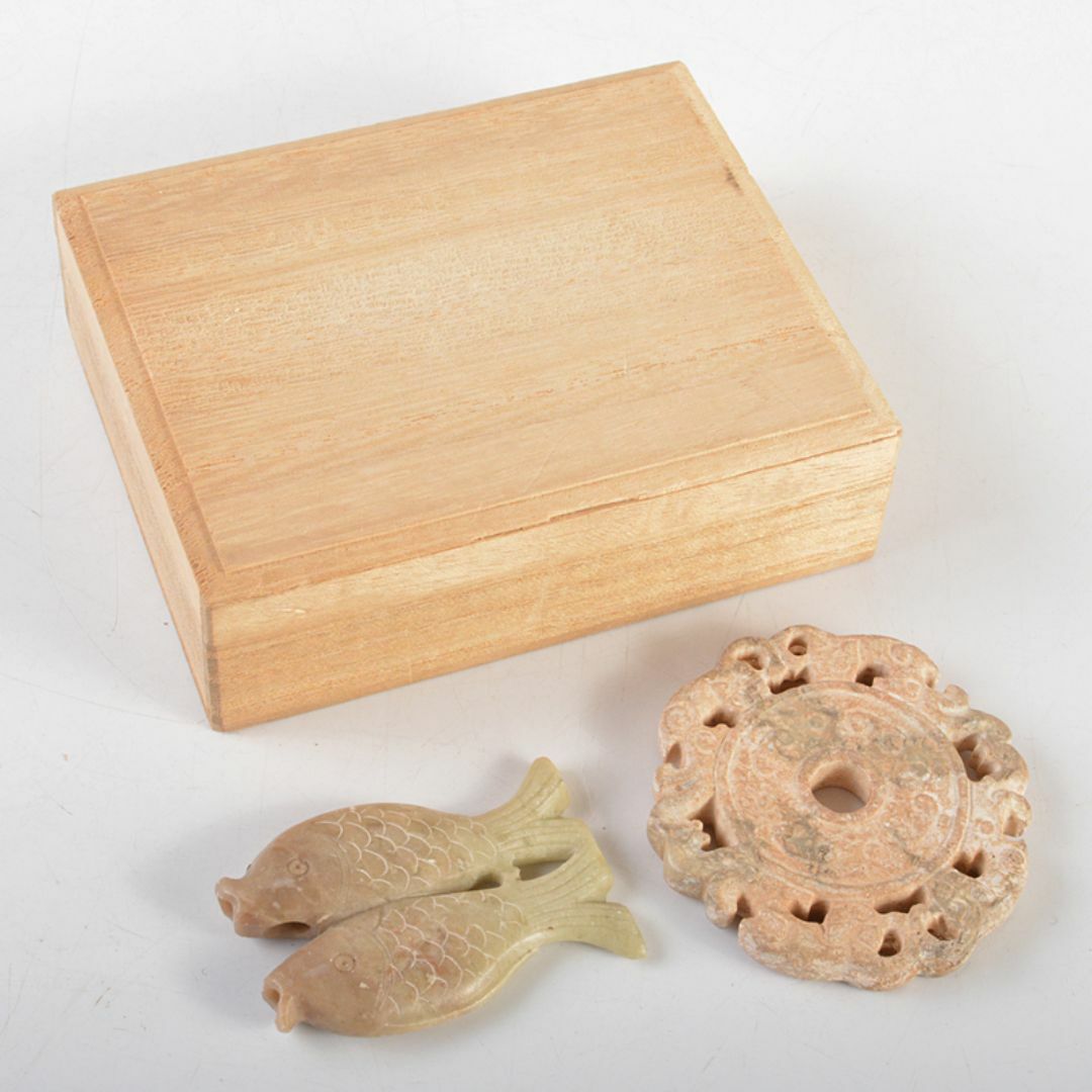 中国　玉石彫刻　双魚刻　神獣刻　根付　玉器　玉珮　2点　時代箱付　V　R7227