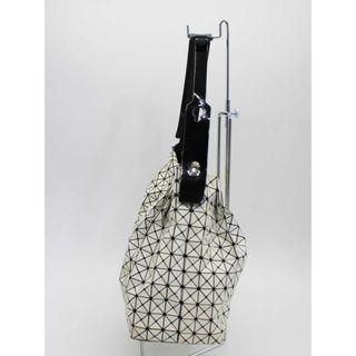 イッセイミヤケ(ISSEY MIYAKE)の【新入荷】『BAO BAO ISSEY MIYAKE/バオバオイッセイミヤケ』バケットメタリックラメ混ワンショルダーバッグ/おしゃれ/シンプル/鞄/BAG オフホワイト×ブラック/白×黒 レディース 【中古】 春夏秋冬 225042(メッセンジャーバッグ)