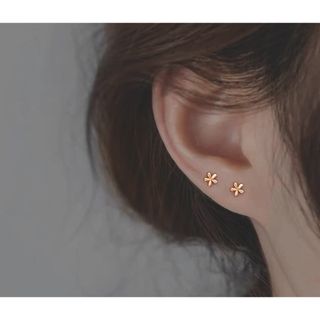 フラワーデザインスタッドピアス☆(ピアス)