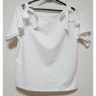 ジーユー(GU)のGU　Tシャツ　オープンショルダー　肩あき　半袖　リボンつき　中古(Tシャツ(半袖/袖なし))