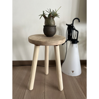 ハンドメイド スツール 花台 サイドテーブル 木製  欅 けやき 丸椅子 植物台(スツール)