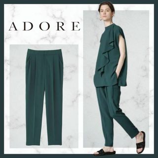 アドーア(ADORE)の590＊定価3万　アド―ア　バックサテンクレープテーパードパンツ　2022SS(カジュアルパンツ)