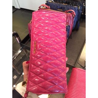 miu miuミュウミュウmiumiuピンク クラッチ レザーハンドバッグ miu miuミュウミュウmiumiuピンク クラッチ レザーハンドバッグ