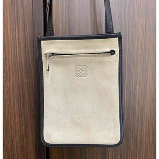 ロエベ(LOEWE)の美品　LOEWE ロエベ ショルダーバッグ 斜め掛け アナグラム スウェード　(ショルダーバッグ)