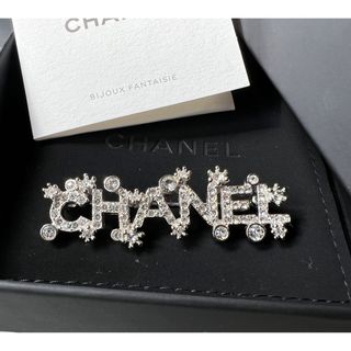 シャネル(CHANEL)のCHANEL シャネル ロゴ クリスタル ブローチ 23A(ブローチ/コサージュ)