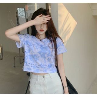 【残りわずか】トップス　Mサイズ　爆売れ　プリント　ショート丈　水色　華奢(Tシャツ(半袖/袖なし))