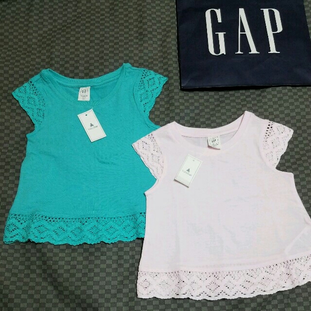 babyGAP(ベビーギャップ)の90 レーストップス 2枚セット キッズ/ベビー/マタニティのキッズ服女の子用(90cm~)(Tシャツ/カットソー)の商品写真