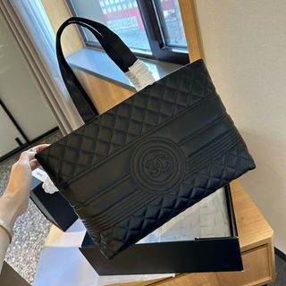 シャネル(CHANEL)の【CHANELドーヴィル】シックな黒ショルダーバッグ☆人気！(ロングワンピース/マキシワンピース)