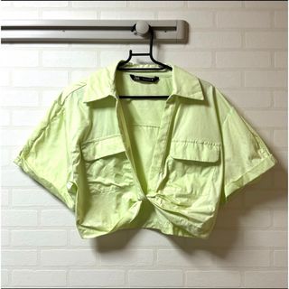 ザラ(ZARA)の新品未使用　ZARA トップス(シャツ/ブラウス(半袖/袖なし))