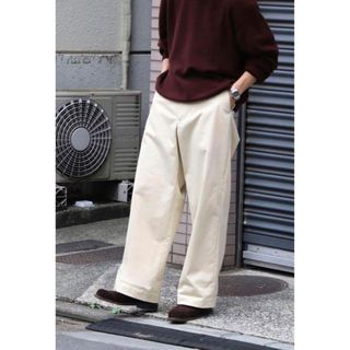 ユニバーサルプロダクツ(UNIVERSAL PRODUCTS)のNO TUCK WIDE CHINO TROUSERS [ECRU](チノパン)