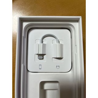 アップル(Apple)の【新品】Apple  Lightning - ヘッドフォンジャックアダプタ(ストラップ/イヤホンジャック)