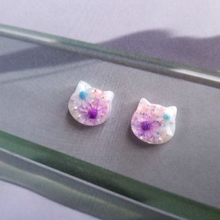 フラワーホワイトキャットピアス(金具変更可)  匿名配送(ピアス)