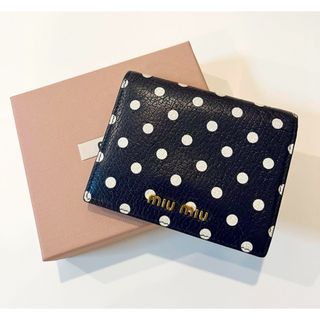 ミュウミュウ(miumiu)のミュウミュウ miumiu 二つ折り財布 ミニ財布 水玉柄 ドット柄(財布)