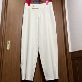 ザラ(ZARA)のZARA  レディース　Lサイズ　ホワイト　金ボタン飾り　スラックス　上品ズボン(カジュアルパンツ)