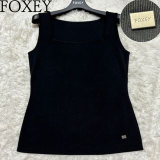 フォクシー(FOXEY)のFOXEY フォクシー　スクエアネックタンクトップニットトップス　ロゴプレート(カットソー(半袖/袖なし))