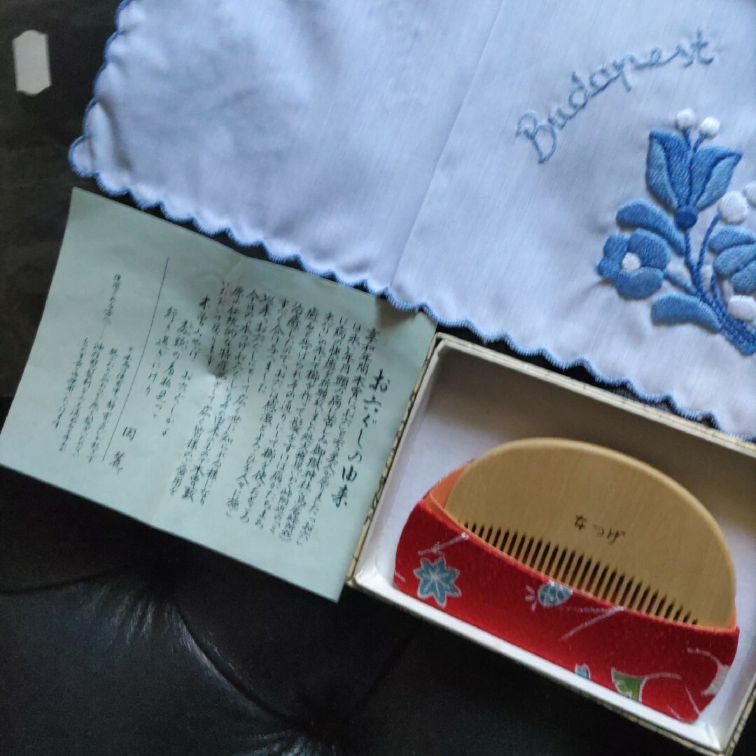 刺繍ハンカチ＆本つげ櫛 レディースのファッション小物(ハンカチ)の商品写真