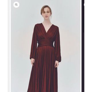 アニュアンス(ánuans)のFlare pleats Dress ローブブラン　ワンピース　結婚式(ロングワンピース/マキシワンピース)