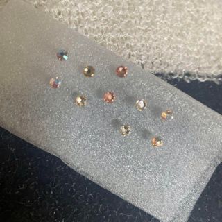 金属 ピアス スワロフスキー 3ミリ タンザナイト ベージュ レディース(ピアス)