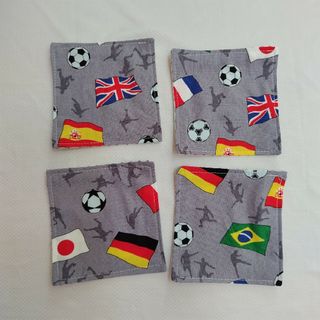 布コースター４枚組　No.27　サッカーボールと国旗　グレー　ハンドメイド(テーブル用品)