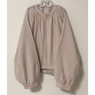 アースミュージックアンドエコロジー(earth music & ecology)のノーカラーショートブルゾン【earth】【新品未使用】pink beige☆(ブルゾン)