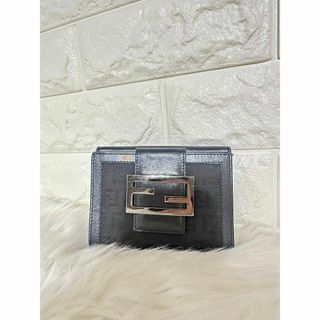 フェンディ(FENDI)の【美品】フェンディ ズッキーノ 二つ折り ズッカ柄 Wホック FFプレート(財布)