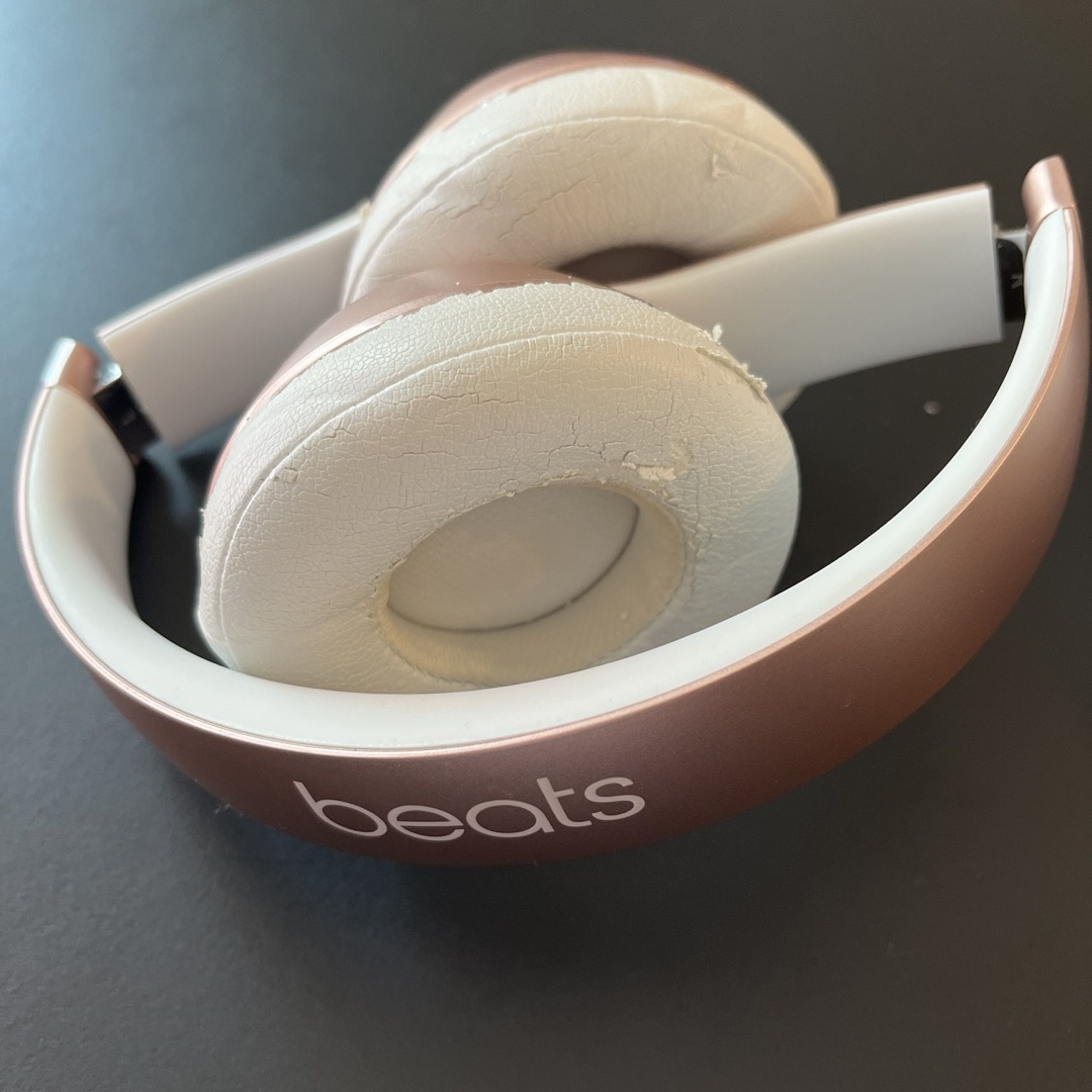 Beats - Beats ワイヤレスヘッドホン ソロ wireless ROSE GOLDの Beats - Beats ワイヤレスヘッドホン ソロ wireless ROSE GOLDの