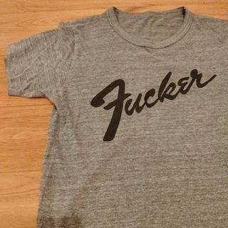 FenderパロディTシャツ　フェンダーFUCKファックメンズMサイズ(Tシャツ/カットソー(半袖/袖なし))