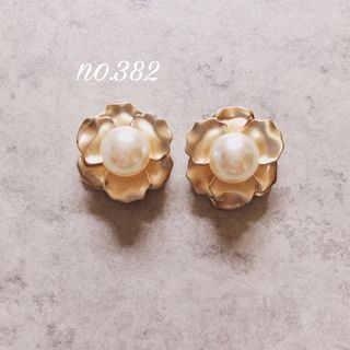 no.382 ゴールド マット パール メタル フラワー ピアス、イヤリング(ピアス)