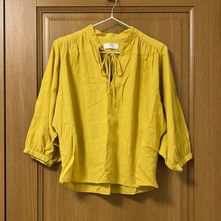 ユニクロ(UNIQLO)の【UNIQLO】リネンブレンドギャザーブラウス（イエロー）(シャツ/ブラウス(長袖/七分))