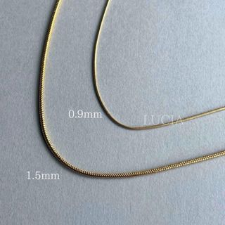  人気　スネークチェーン　ネックレス　0.9mm ゴールド　サージカルステンレス(ネックレス)