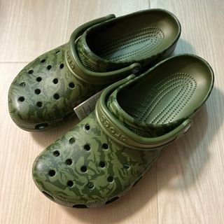 クロックス(crocs)の新品 28㎝ クロックス クラシック プリンテッド カモ クロッグ グリーン(サンダル)