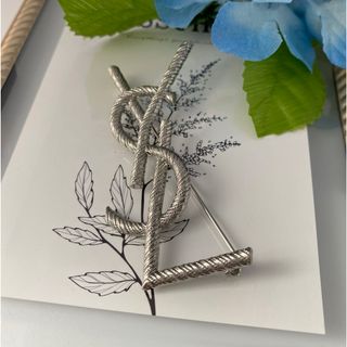 Yves Saint Laurent(ブローチ/コサージュ)のフリマアイテム一覧 Yves Saint Laurent(ブローチ/コサージュ)のフリマアイテム一覧
