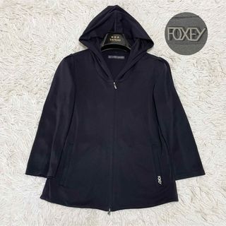 フォクシーニューヨーク(FOXEY NEW YORK)の美品✨フォクシー ジップアップパーカー ウォッシャブル ロゴプレート 黒 40(アンサンブル)