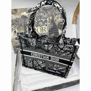 Christian Dior - 【極美品】Dior ブックトート ミディアム パリ市街刺繍 ブラックベース