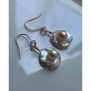 淡水パール　虹色　ケシパール　ペタル　花びら　メタリックオレンジ　ボタン　ピアス(ピアス)