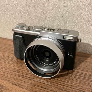 フジフイルム(富士フイルム)のFUJIFILM X70 美品 フード付 シルバー(コンパクトデジタルカメラ)