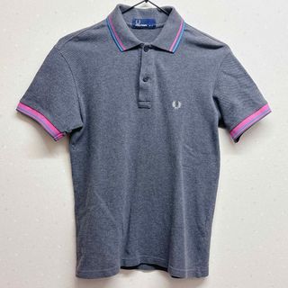 フレッドペリー(FRED PERRY)のFRED PERRY ポロシャツ グレー ピンク 半袖 鹿子 刺繍ロゴ(ポロシャツ)