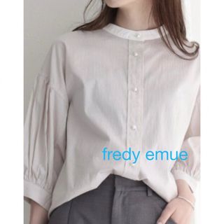 フレディエミュ(fredy emue)の【fredy emue】パールボタン バンドカラー ブラウス ベージュ 38(シャツ/ブラウス(長袖/七分))