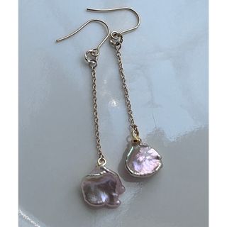 淡水パール　虹色　メタリック　パープル　グリーン　　ケシパール　ペタル　ピアス(ピアス)