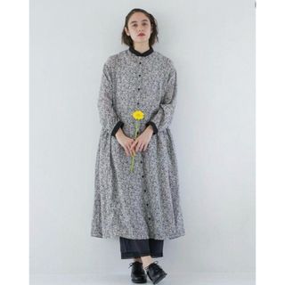 ネストローブ(nest Robe)の新品　ネストローブ　リネンブラックフラワープリント ワンピース(ロングワンピース/マキシワンピース)