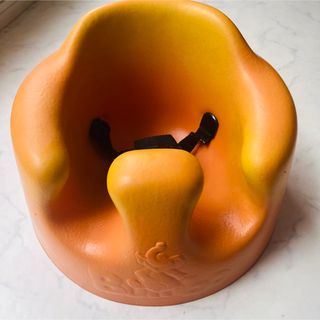 バンボ(Bumbo)のBumbo バンボ 腰ベルト付き オレンジ ベビーチェア 美品 赤ちゃん (その他)