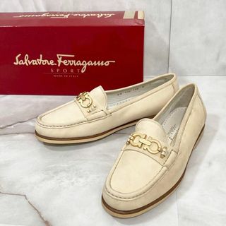 Salvatore Ferragamo(ローファー/革靴 ・ ベージュ系)のフリマ Salvatore Ferragamo(ローファー/革靴 ・ ベージュ系)のフリマ