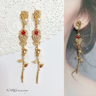 【355】デザインピアス  薔薇デザインチャーム　ピアス  イヤリング(ピアス)