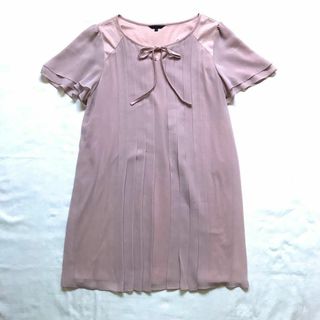 トゥービーシック(TO BE CHIC)のトゥービーシック　ひざ丈ワンピース　シフォン　プリーツ　リボン　ピンク　L(ひざ丈ワンピース)