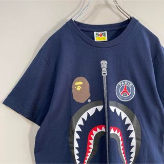 アベイシングエイプ(A BATHING APE)の【希少コラボ】 BAPE × PSG Shark 18FW XL Tシャツ紺(Tシャツ/カットソー(半袖/袖なし))