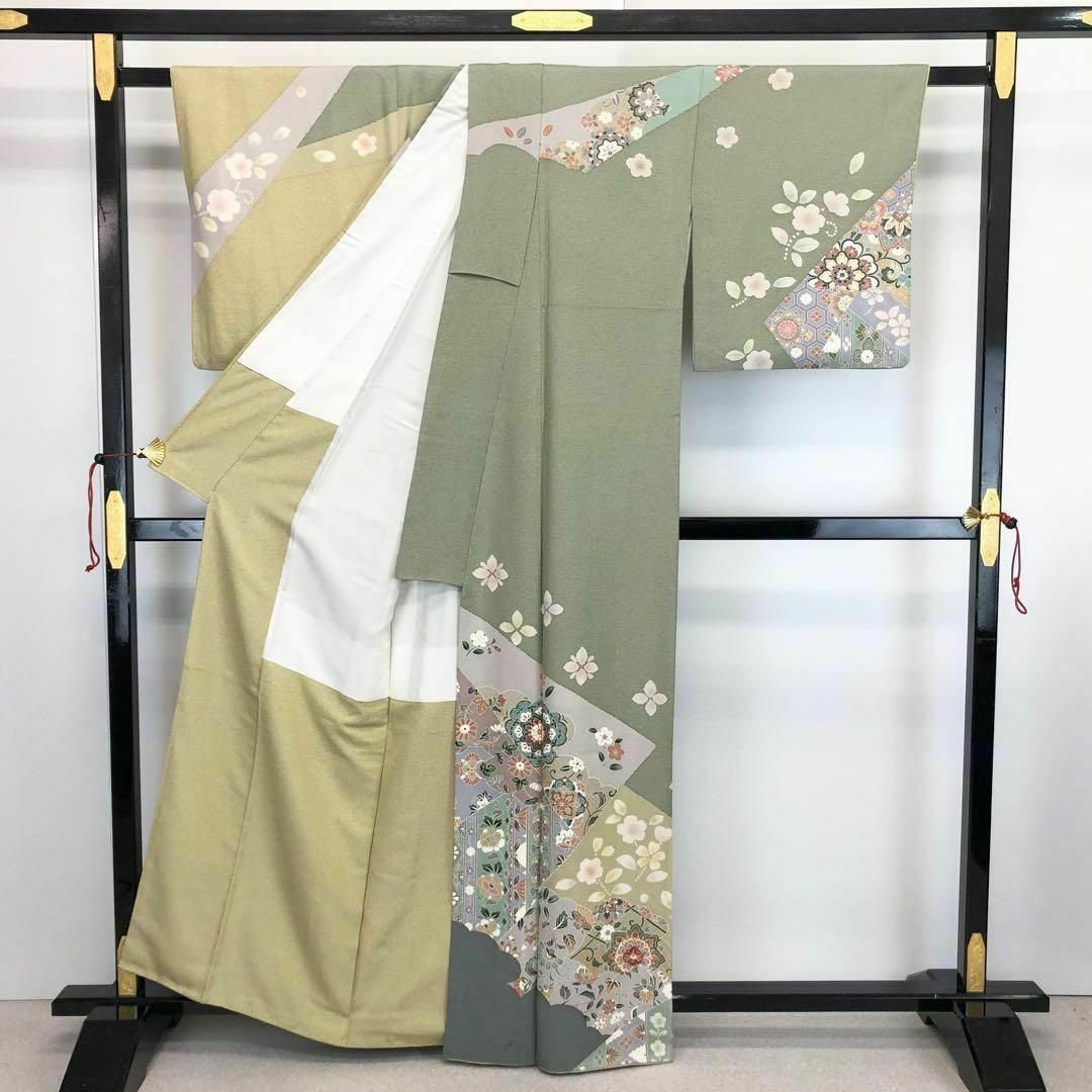 訪問着 美しい花柄模様 金駒刺繍 金彩 縮緬 薄灰緑色 K-3573 訪問着 美しい花柄模様 金駒刺繍 金彩 縮緬 薄灰緑色 K-3573