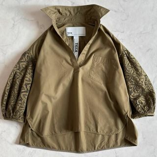 TICCA - 美品♪ティッカ レースパフスリーブブラウス スキッパーカラー カーキ hr5