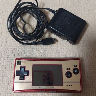 ニンテンドウ(任天堂)のゲームボーイミクロ ファミコンバージョン 充電器付き(携帯用ゲーム機本体)